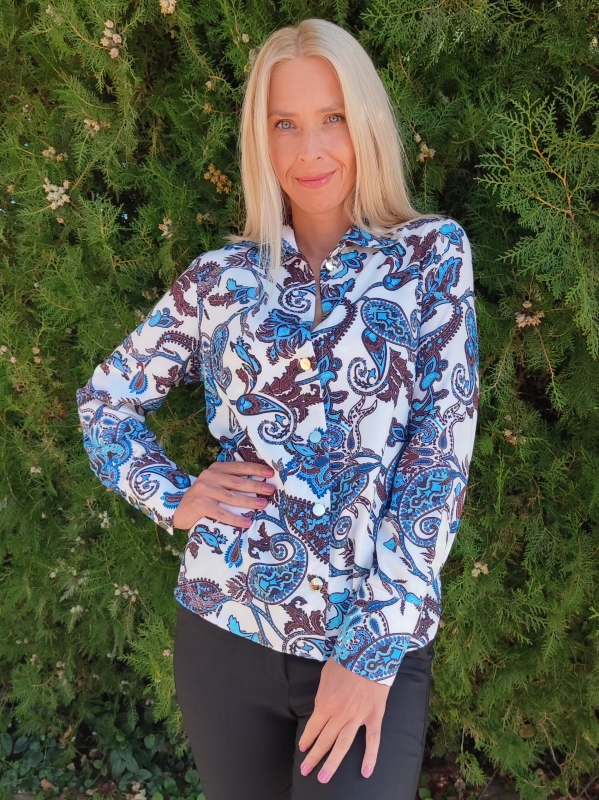 Елегантна дамска риза  с модерен принт в синьо и кафяво