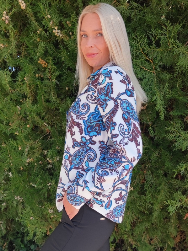 Елегантна дамска риза  с модерен принт в синьо и кафяво