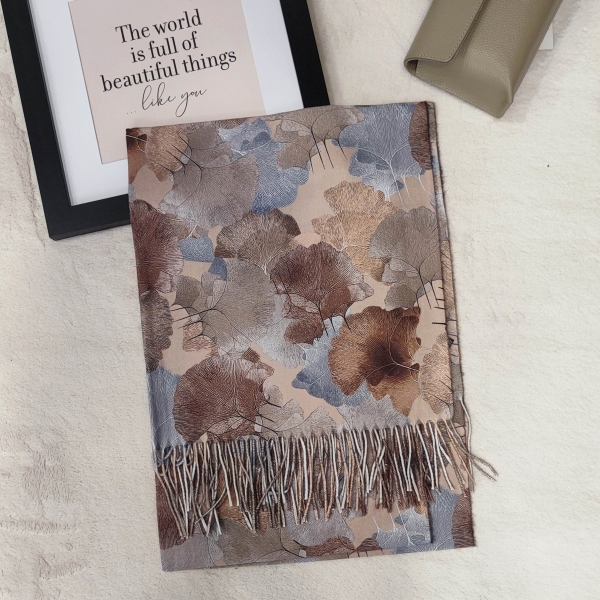 Elegant women's scarf with leaf print - in grey