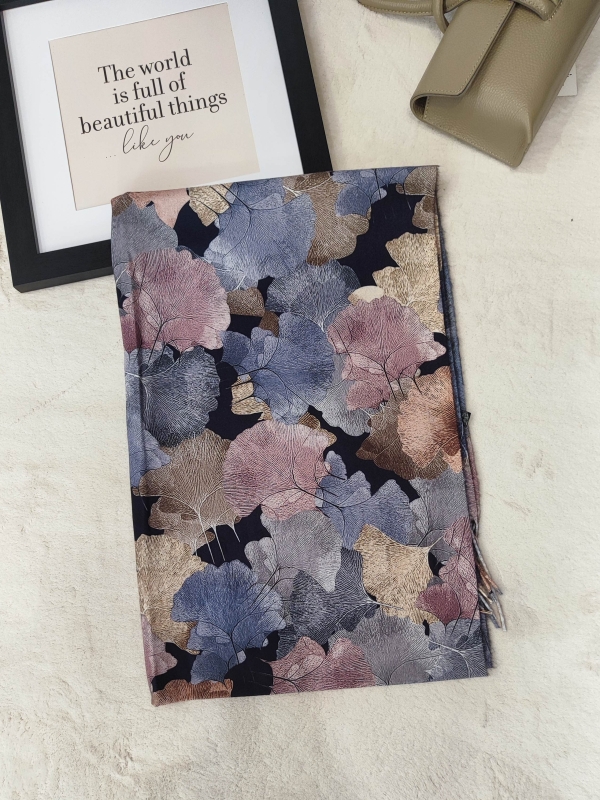 Elegant women's scarf with leaf print - in dark blue 