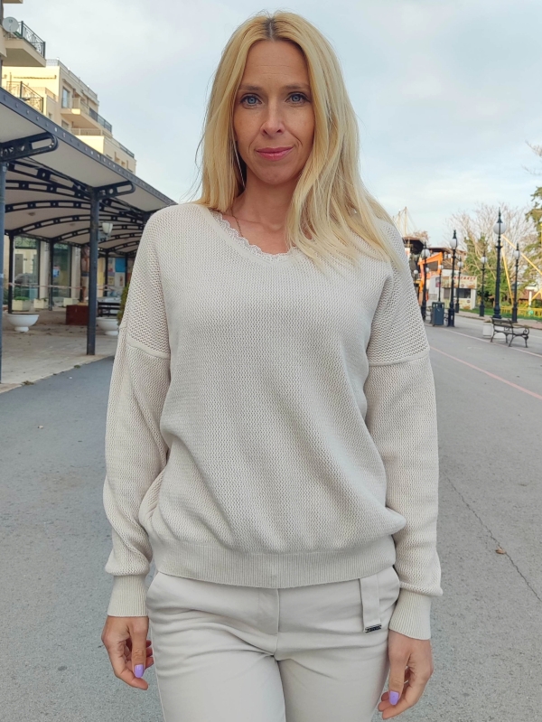 Елегантен пуловер в бежово с  V-образно деколте с дантела