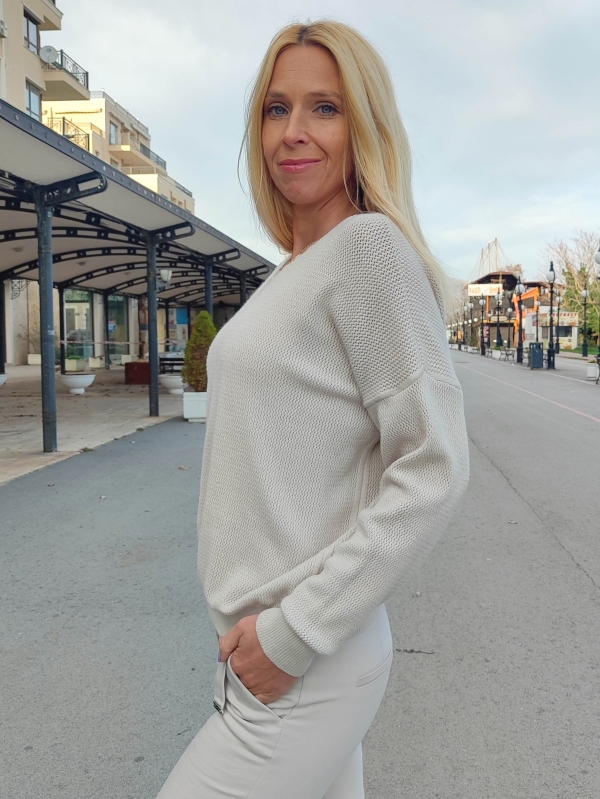 Елегантен пуловер в бежово с  V-образно деколте с дантела