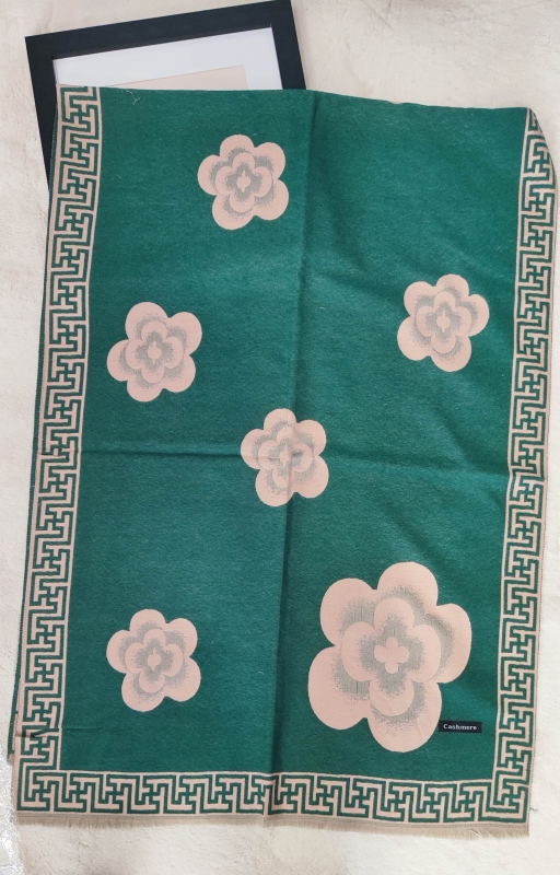 елегантен зелен зимен шал с розови цветя