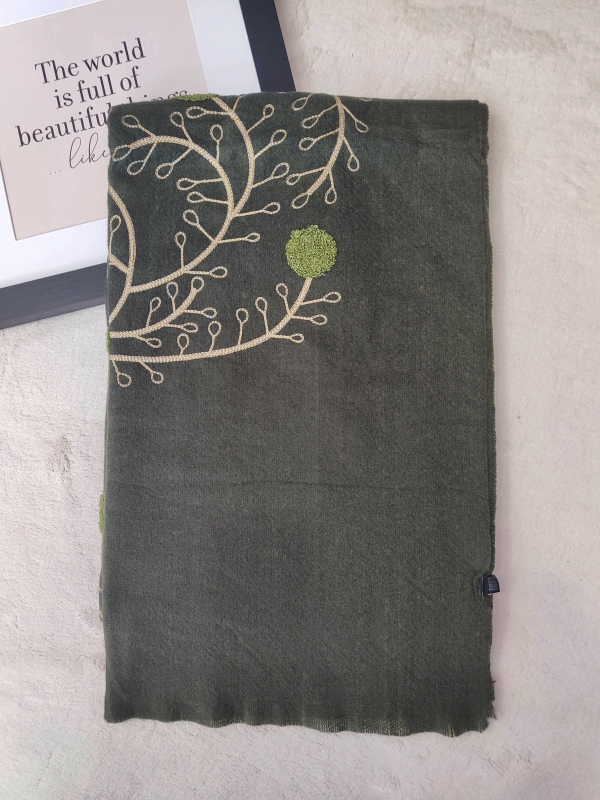 Елегантен топъл шал в зелено с  луксозна златна бродерия