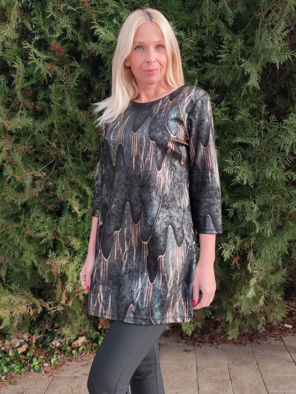 Woman wearing a black and green tunic