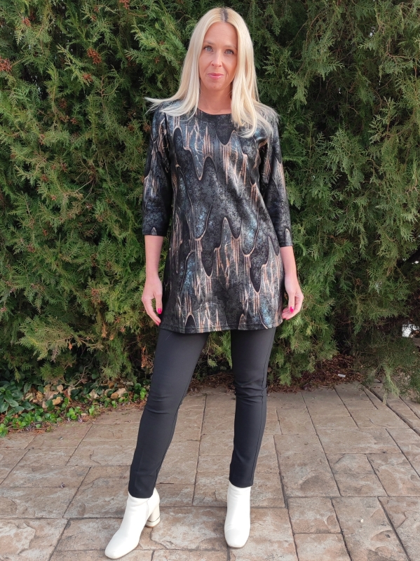 Woman wearing a black and green tunic