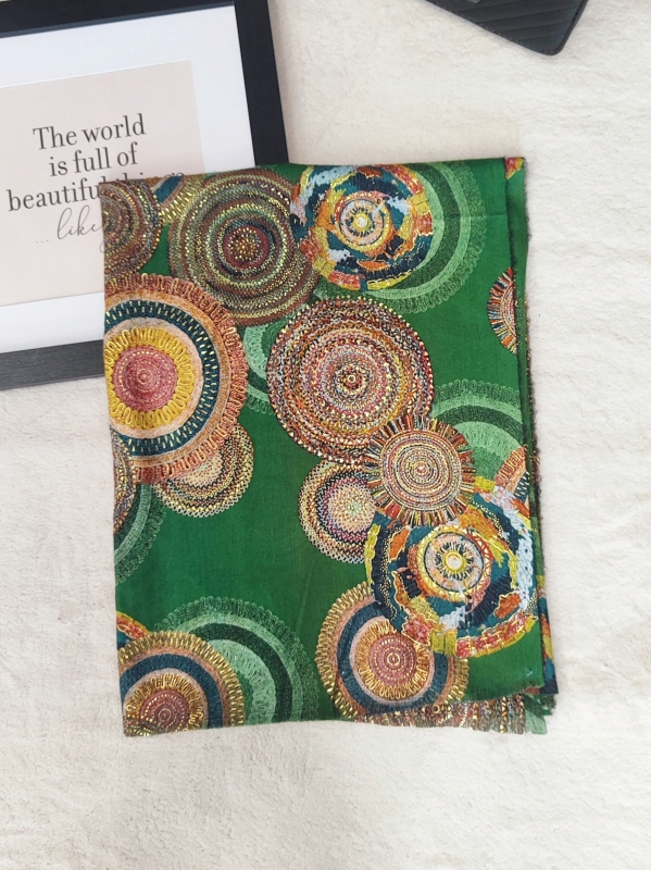 Елегантен зелен дамски шал с цветни кръгове и златни нишки,