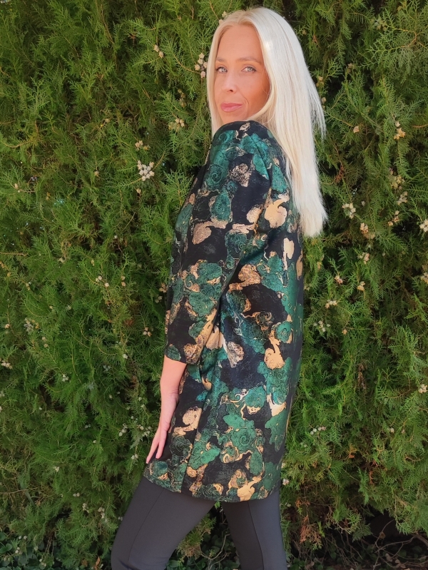 Жена облечена в черно и зелено туника