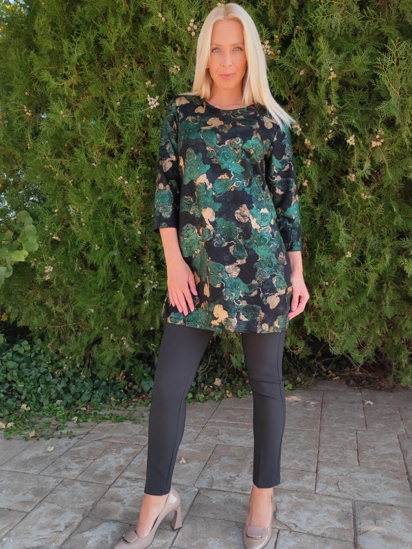 Жена облечена в черно и зелено туника