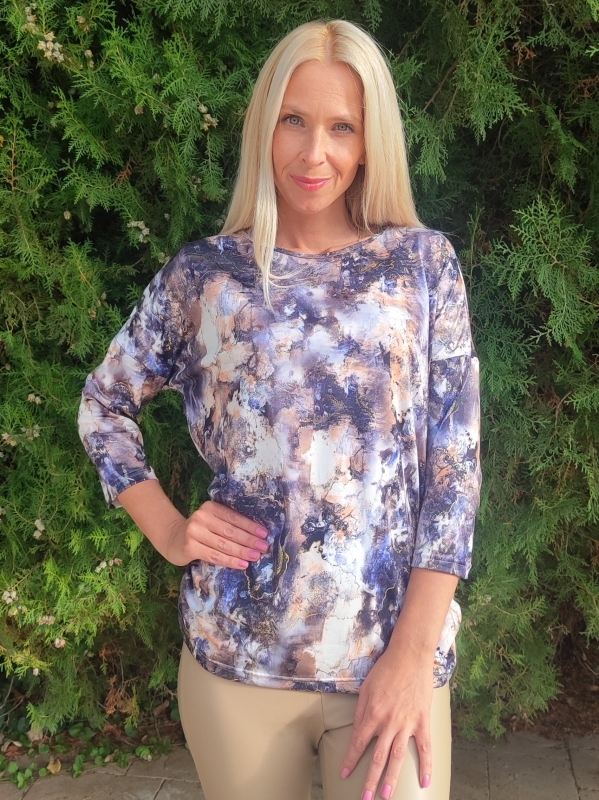 Women's viscose blouse with abstract print and round neckline, maxi size in front of a green background