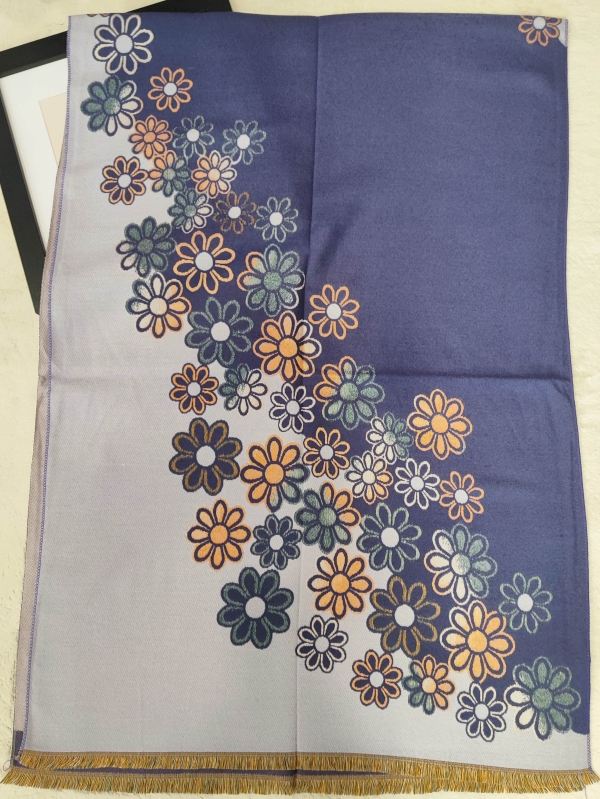 Магнетичен лилав дамски шал с флорални мотиви и ресни, стилно съчетан с есенно облекло.