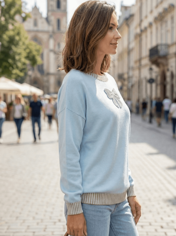 Жена облечена в светло синя блуза с панделка