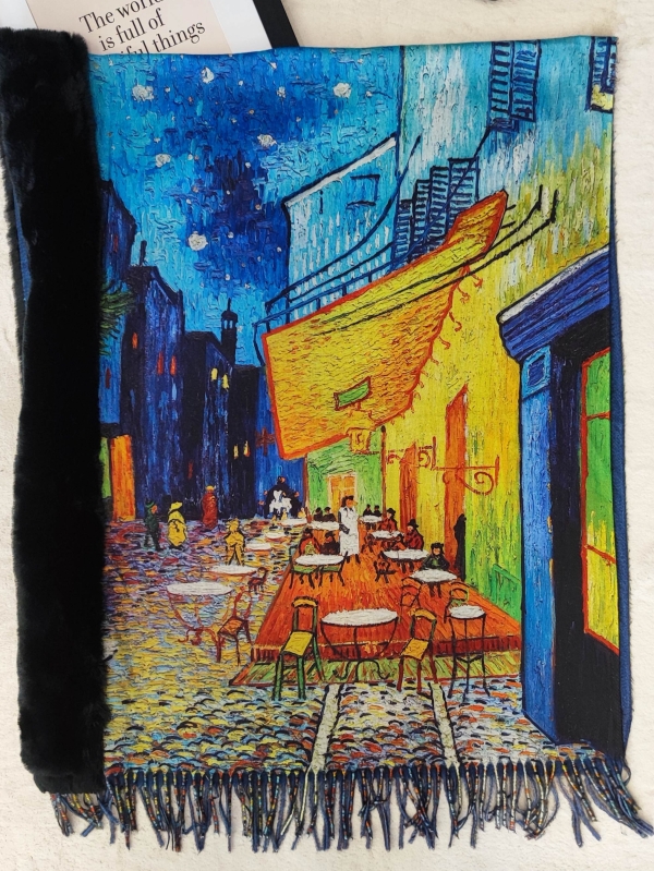 „Дамски шал с принт Нощно кафе от Ван Гог и черна пухена яка“.