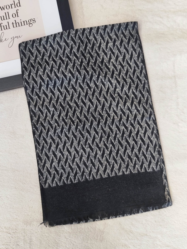 Men's cashmere scarf with geometric print