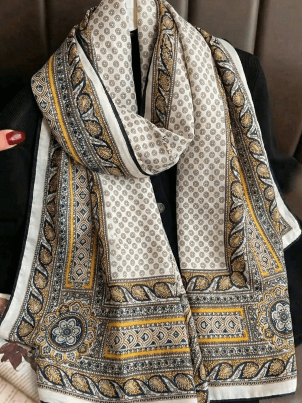 Елегантен дамски шал от 100% вискоза с пейсли мотиви в бяло и златисто.