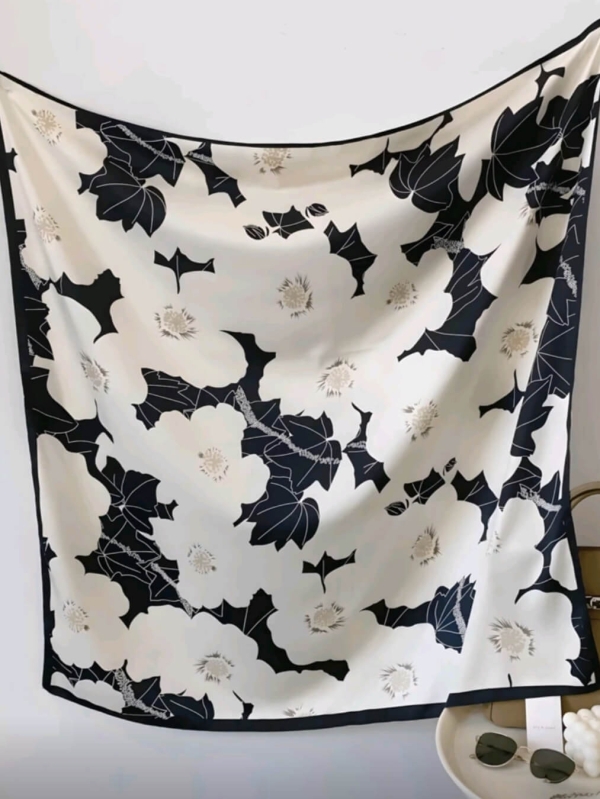 Square women's scarf 90x90 cm made of polyester with black and white floral print and satin sheen