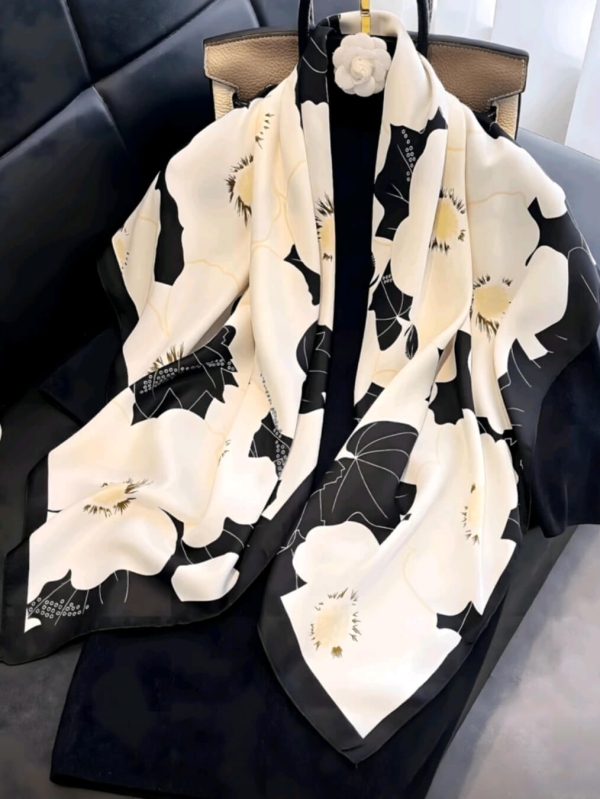 Square women's scarf 90x90 cm made of polyester with black and white floral print and satin sheen