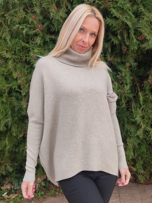 Бежов италиански дамски пуловер с поло яка и декоративен елемент, универсален размер за L, XL и 2XL