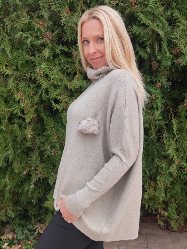 Бежов италиански дамски пуловер с поло яка и декоративен елемент, универсален размер за L, XL и 2XL