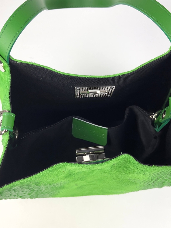 Зелена велурена чанта с крокодилски принт и сребриста закопчалка.