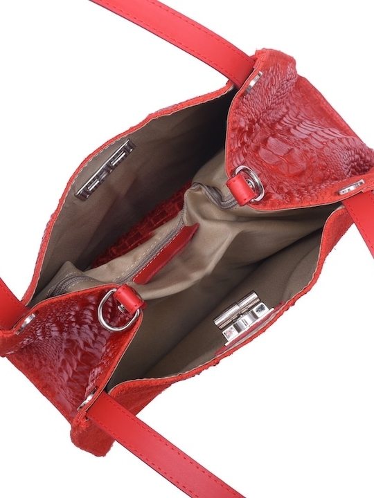 Червена велурена чанта с крокодилски принт и сребриста закопчалка.