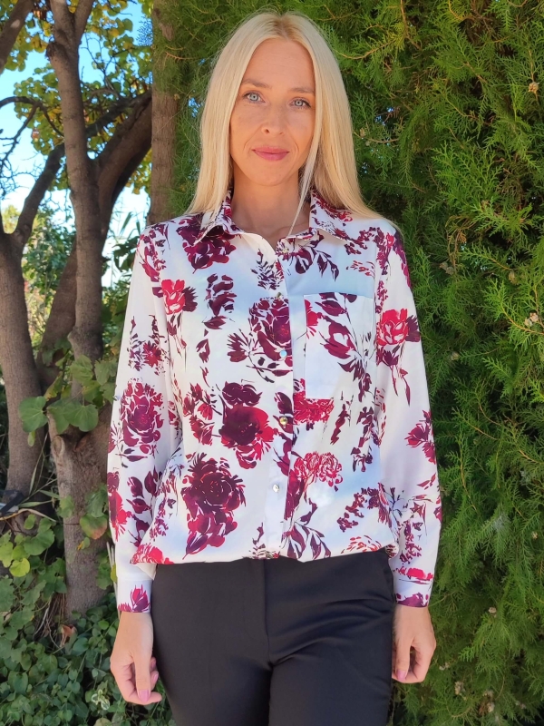 Бяла дамска риза с флорални мотиви в цвят бордо, джоб и дълъг ръкав, изработена от вискоза.