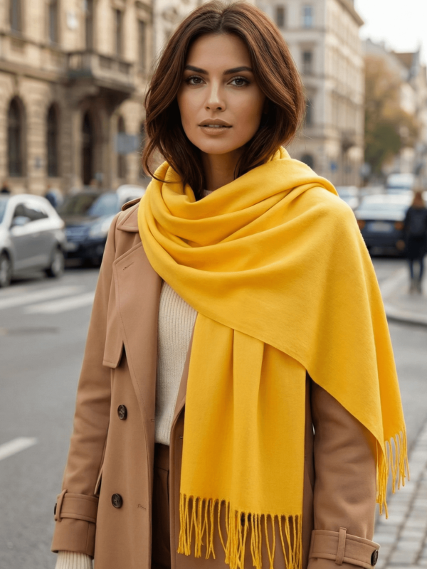 Жена облечена в жълт кашмирен шал