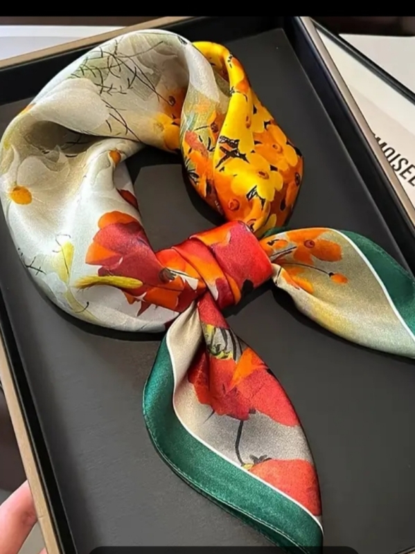 Елегантна дамска кърпа с оранжеви цветя