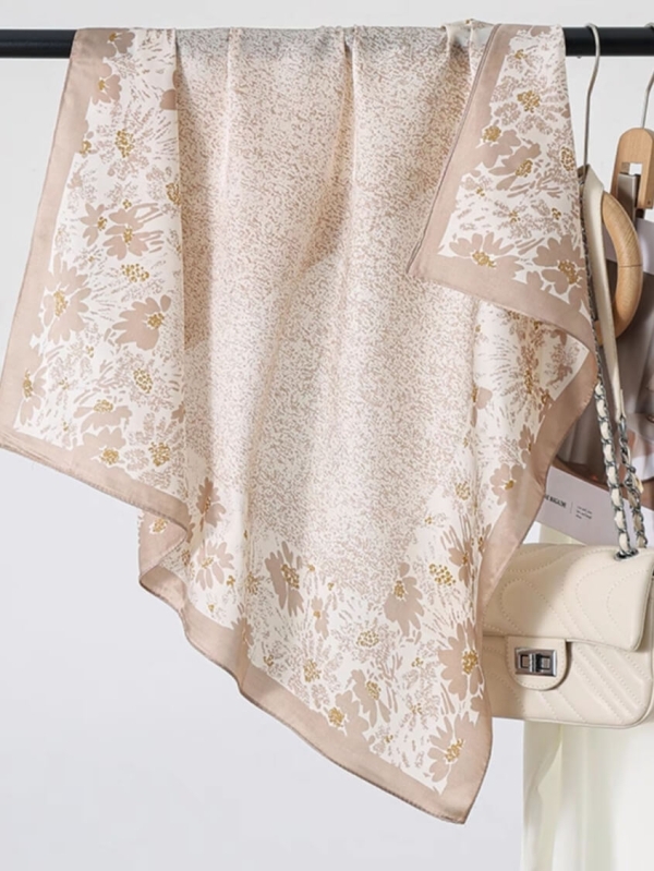 Дамски шал Бял с бежови цветя