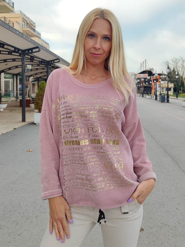 Руса жена с розова рипсена блуза със златист надпис My Wish For "