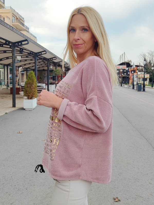 Руса жена с розова рипсена блуза със златист надпис My Wish For "