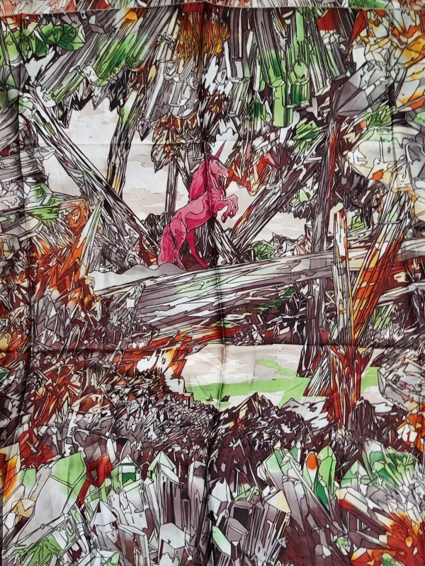 Разгънат голям дамски шал с принт на розов еднорог и кристални скали, материя коприна и вискоза.