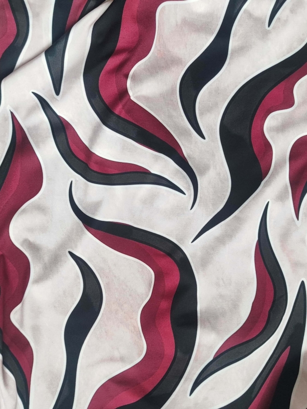 Close-up of a tunic with 3/4 sleeves and a round neckline, wave print