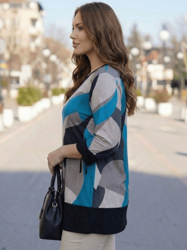 Дамска туника от вискоза в профил, показваща връзките на ръкавите и дължината.