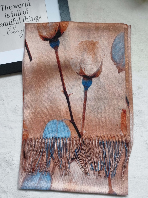 "Завършек на луксозен шал с ресни и бронзов блясък"