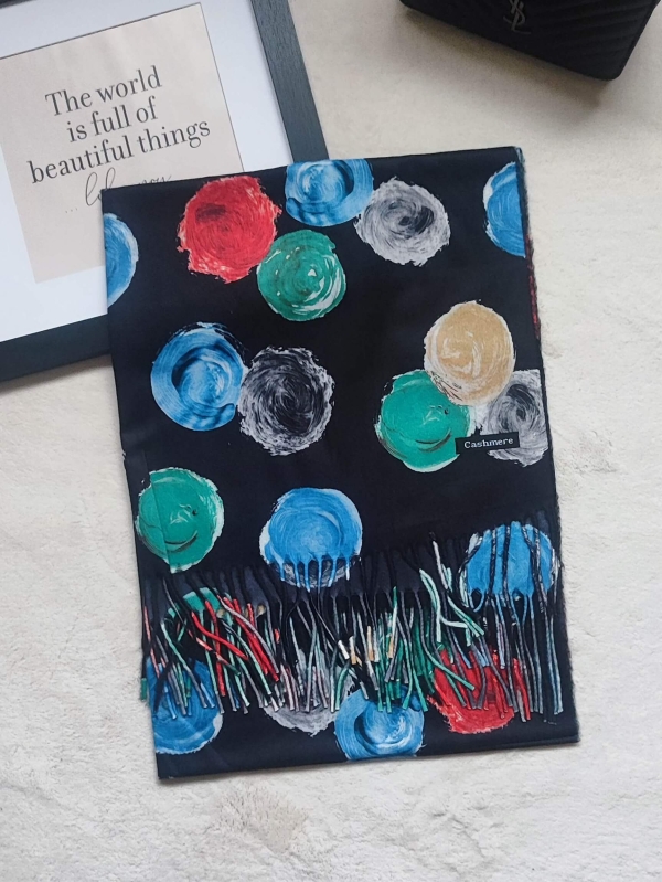 Черен шал на топки