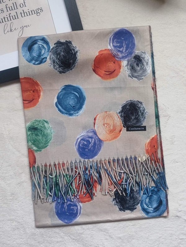 Дамски кашмирени шал на топки в бежово