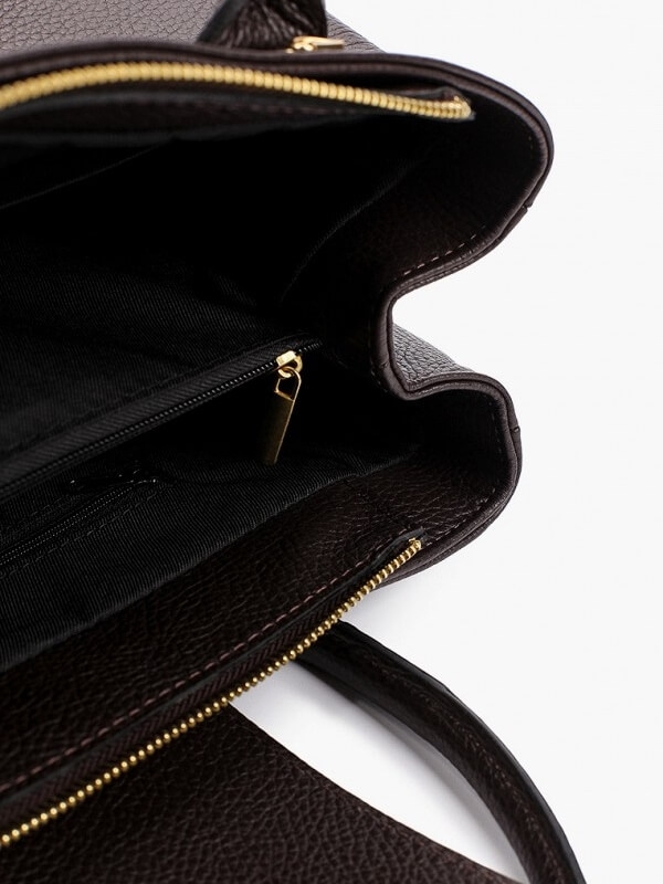 Дамска чанта за рамо от италианска кожа с дълга дръжка.