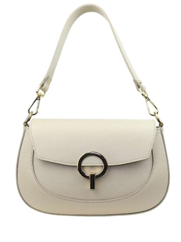 Лице на бежова дамска чанта от естествена кожа със златиста катарама.