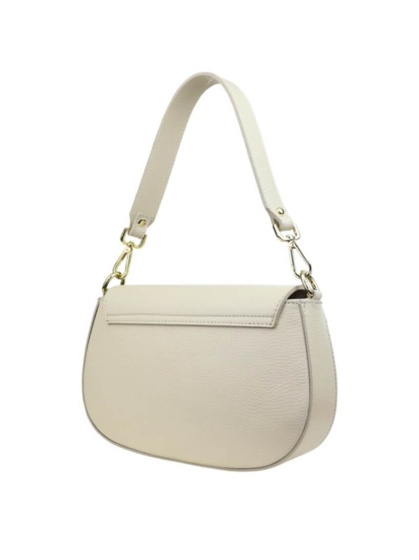 Гръб на бежова чанта с качествени шевове и метални халки