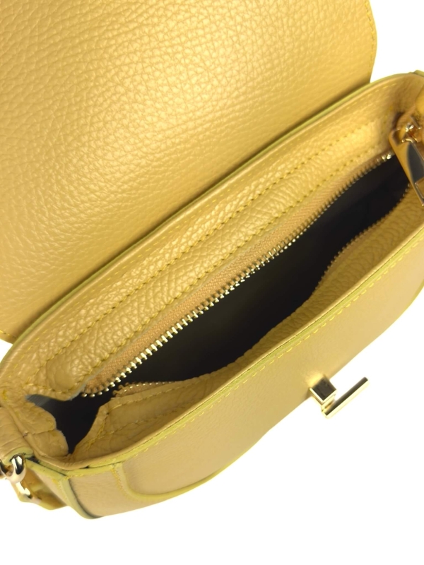 Малка жълта чанта с едно отделение