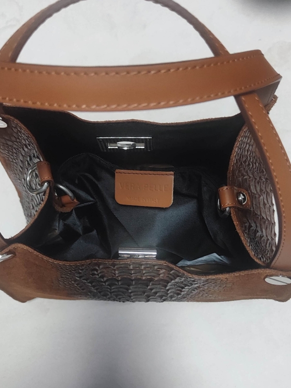 Вътрешно разпределение на кожена чанта с етикет Vera Pelle.