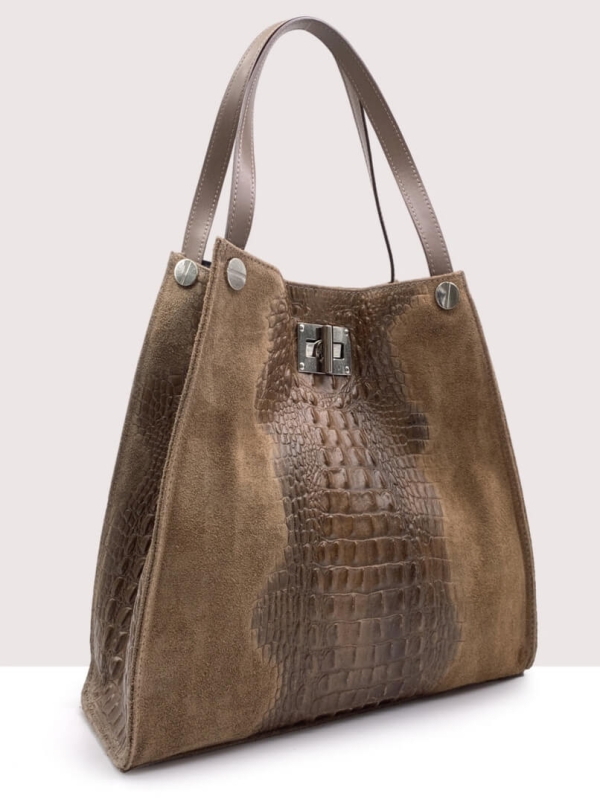 Дамска чанта от велур и кожа в кафяво с кроко ефект отпред.