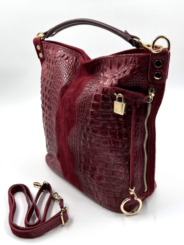 Страничен изглед на италианска чанта от велур с кроко ефект, златисти елементи и декоративно катинарче.