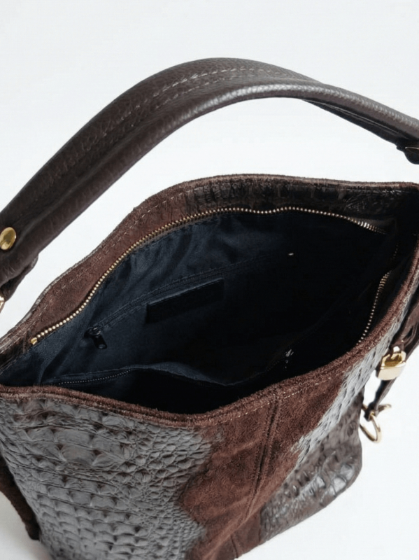 Вътрешно разпределение на италианска дамска чанта от естествен велур с черно хастарено отделение и вътрешен джоб с цип