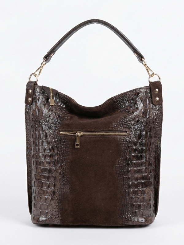 Задна част на кафява велурена чанта с удобен външен джоб с цип за бърз достъп и халки за дълга дръжка