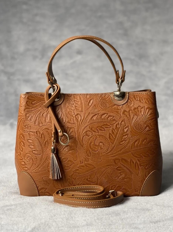 Италианска чанта от естествена кожа с флорален релеф | Unique Fashion