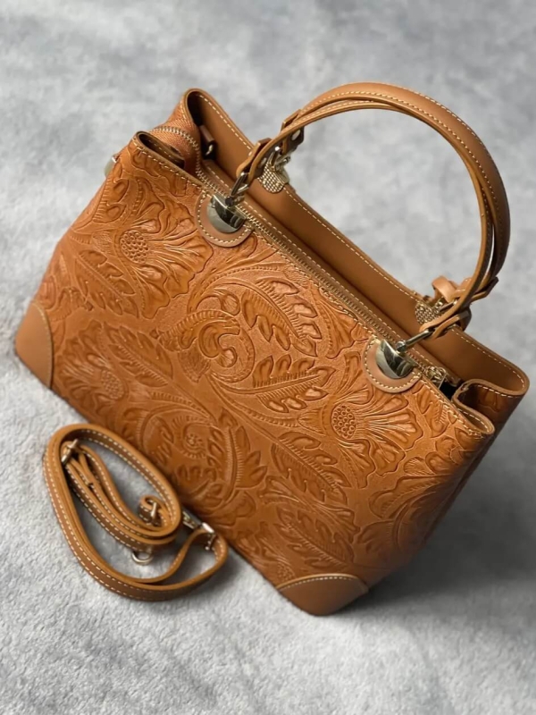 Италианска чанта от естествена кожа с флорален релеф | Unique Fashion