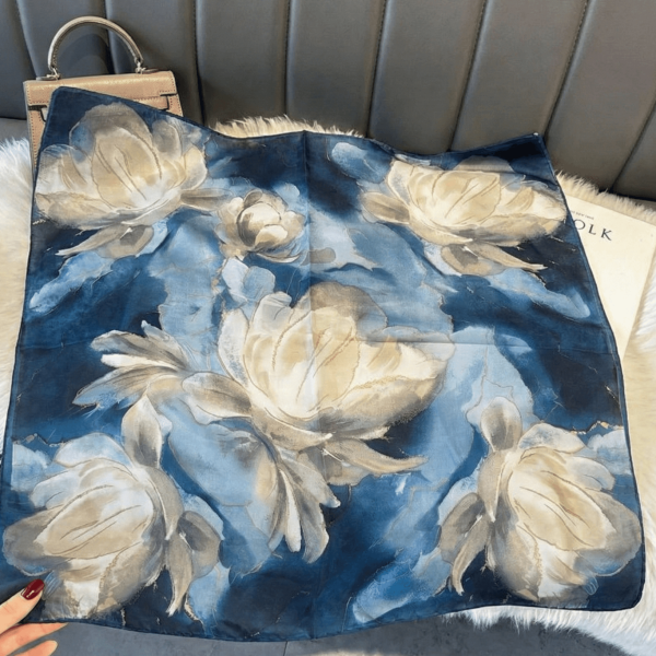 Тъмносин дамски шал кърпа с големи бели цветя магнолия, размер 70 на 70 см