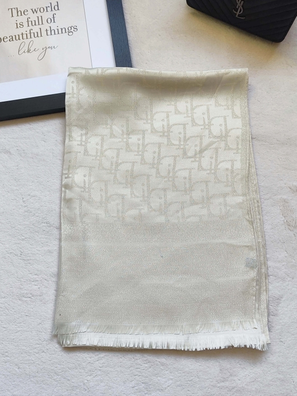 Светло златен дамски шал от вискоза и памук, детайл на материята Диор със златни нишки.